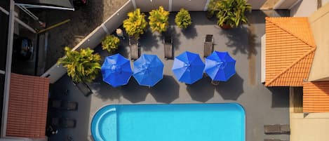 Piscine extérieure, chaises longues