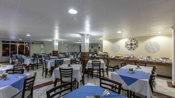 Daily buffet breakfast (BRL 60 per person)