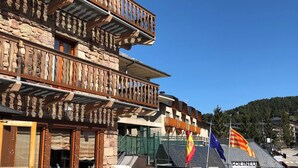 Un edifici amb diversos balcons i zones d'estar a l'aire lliure.