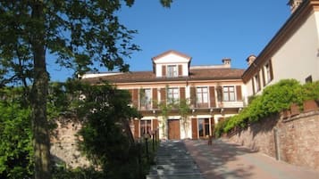 Vista frontal de la propiedad