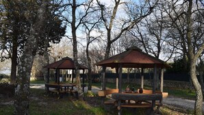 A park with wooden gazebos and picnic tables. - Villaggio Camping Bosco Selva (Alberobello)