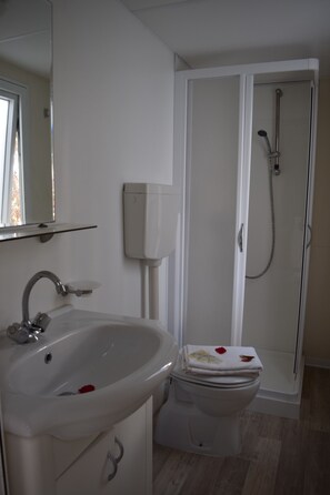 Family Bungalow, 2 Bedrooms, Kitchen | Bathroom | Shower, rainfall showerhead, hair dryer, bidet - Villaggio Camping Bosco Selva (Alberobello)