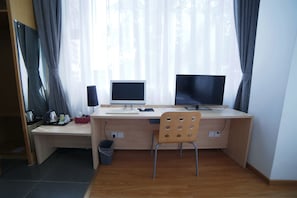 Habitació doble empresarial | Caixa forta a l'habitació, escriptori i cortines opaques
