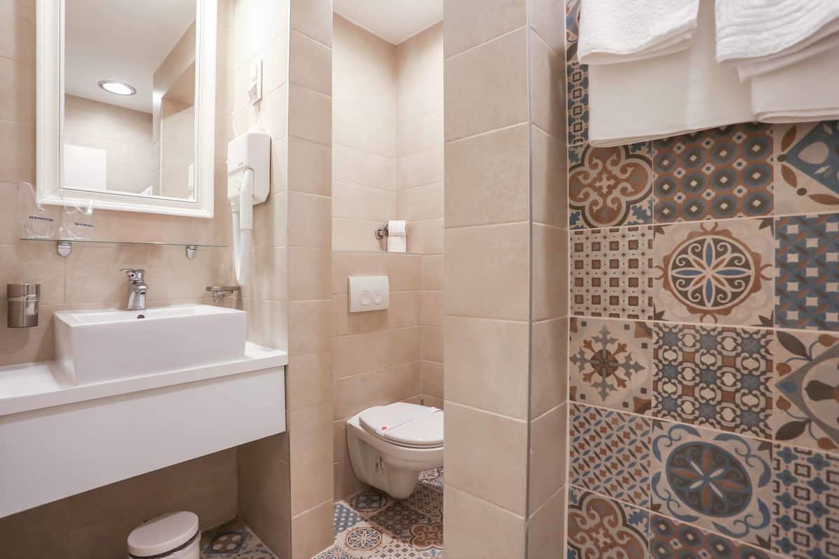 double room | bathroom | shower, free toiletries, hair dryer, slippers