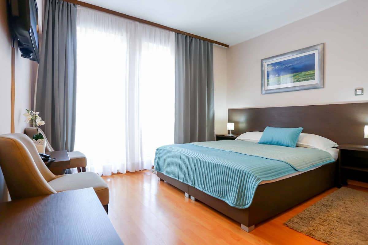 premium bedding, in-room safe, desk, blackout curtains