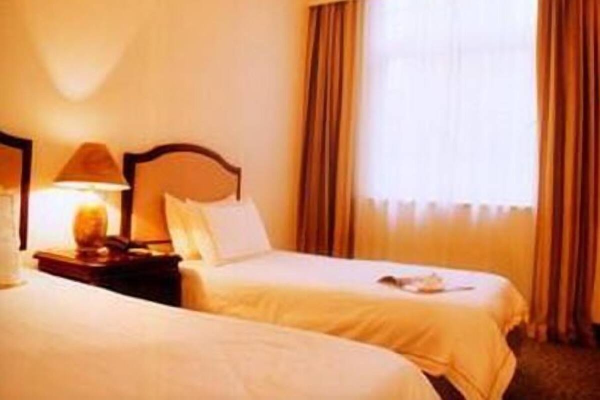 Business Twin Room | Minibar, desk, iron/ironing board, cribs/infant beds