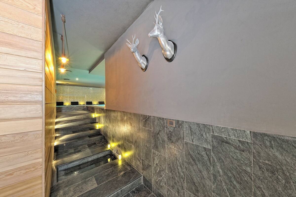 massage/treatment rooms, manicures and pedicures