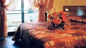 Minibar, caja fuerte, cunas (de pago) y wifi gratis