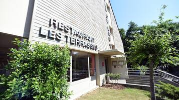 Een gebouw met een bord waarop staat 'RESTAURANT LES TERRASSES'.