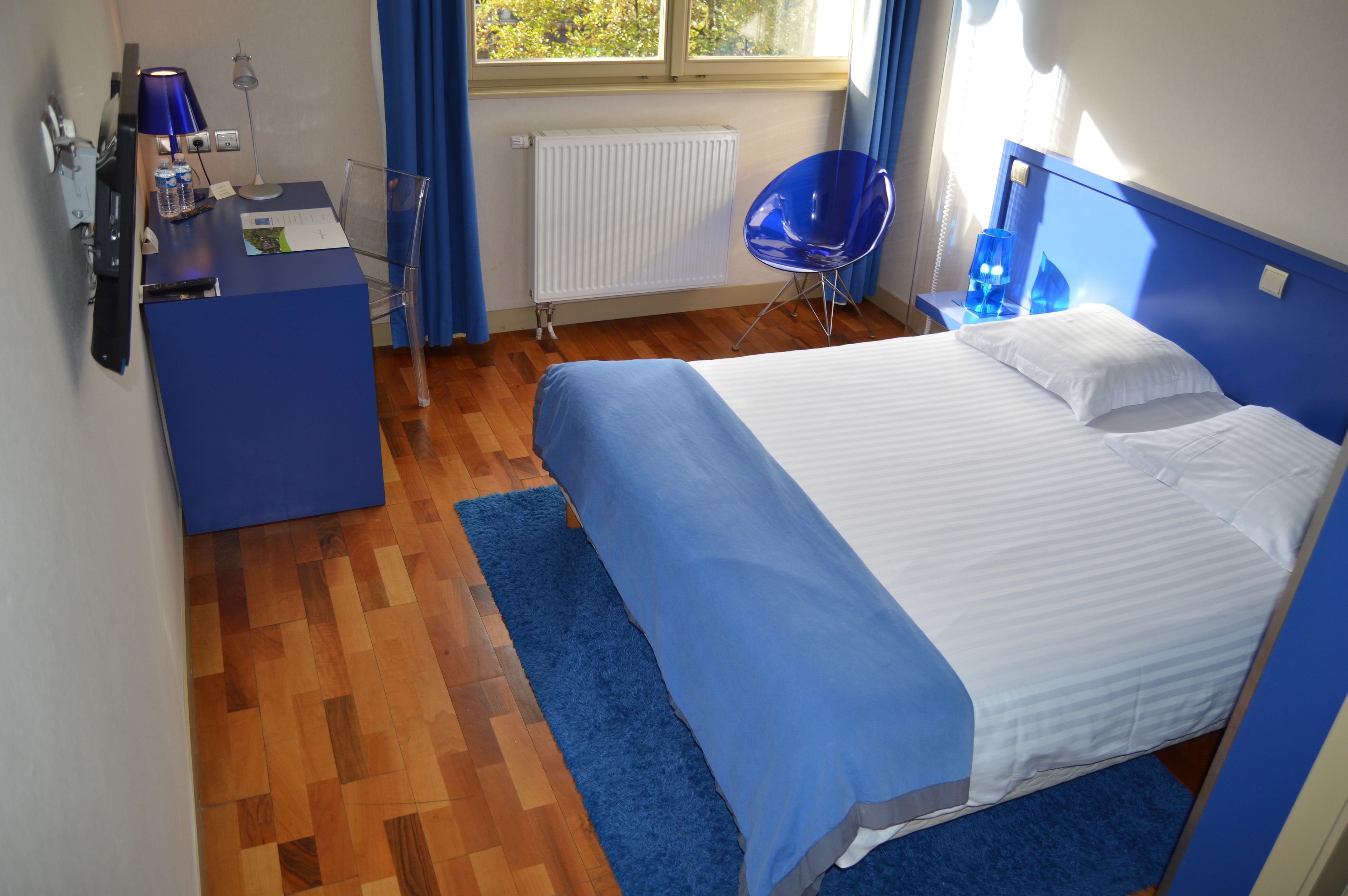 double room, lakeside | in-room safe, desk, soundproofing, free cots/infant beds