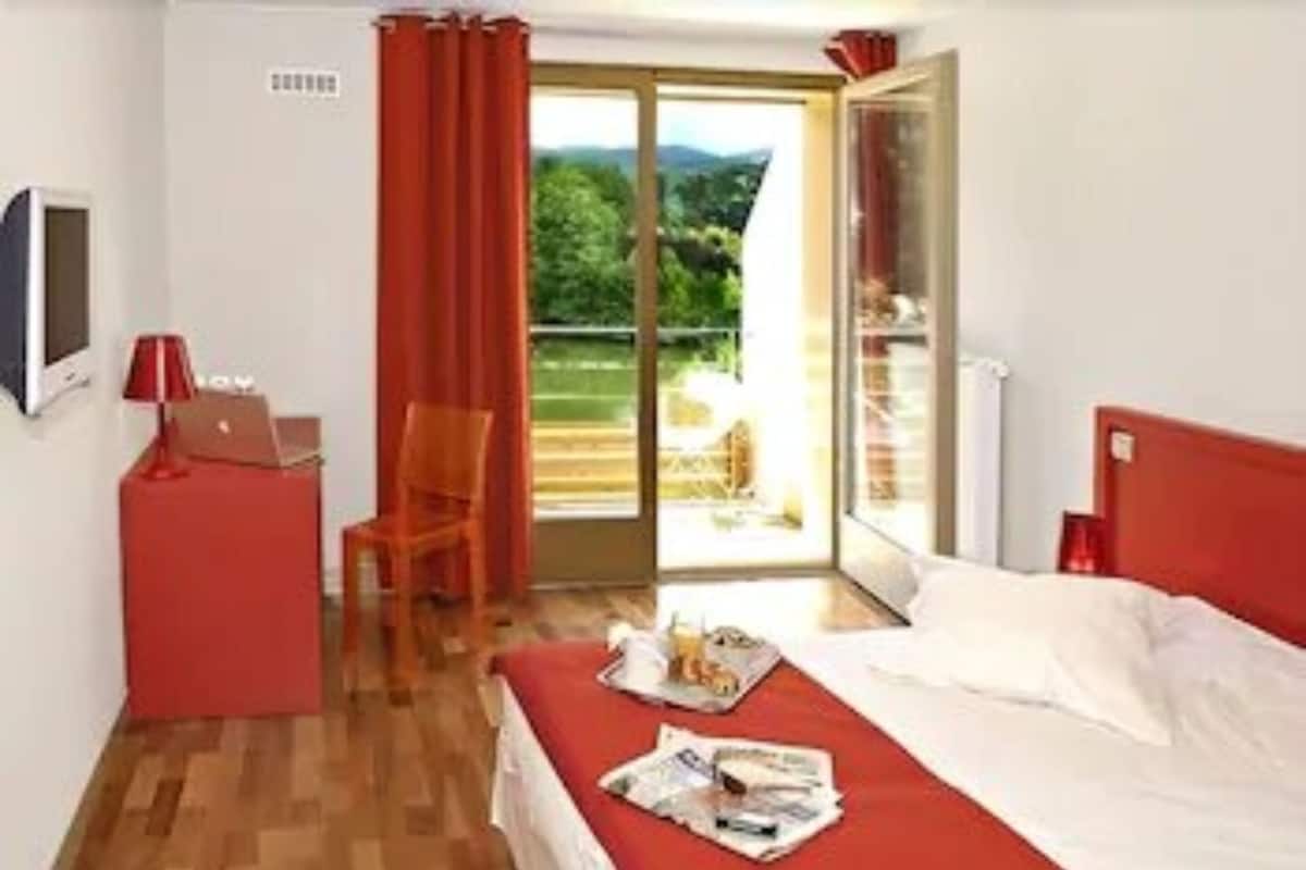 In-room safe, desk, soundproofing, free cribs/infant beds