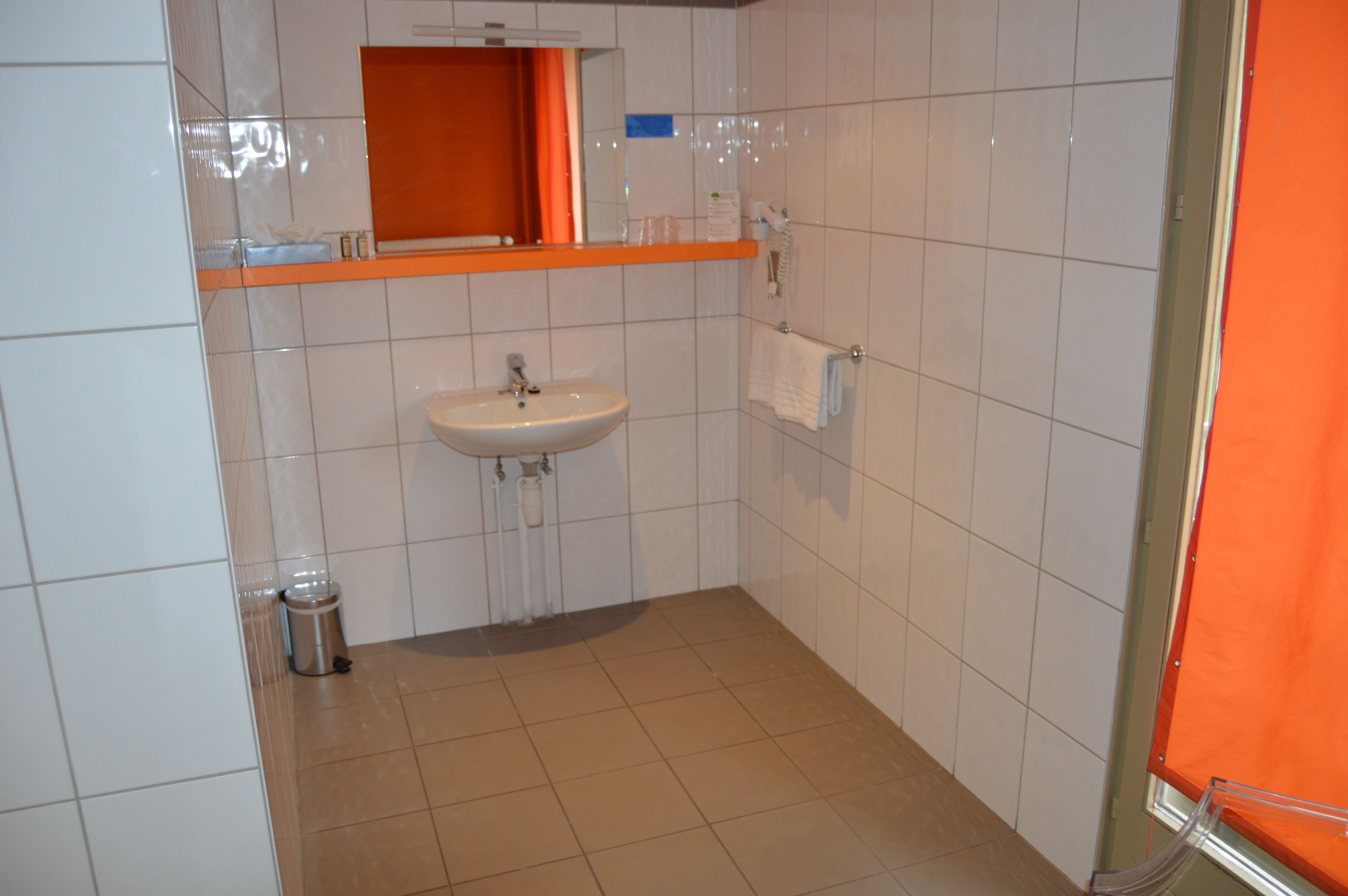 comfort double room | bathroom | free toiletries, towels