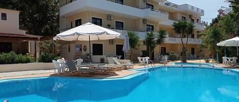 Außenpool (je nach Saison geöffnet), Sonnenschirme, Liegestühle