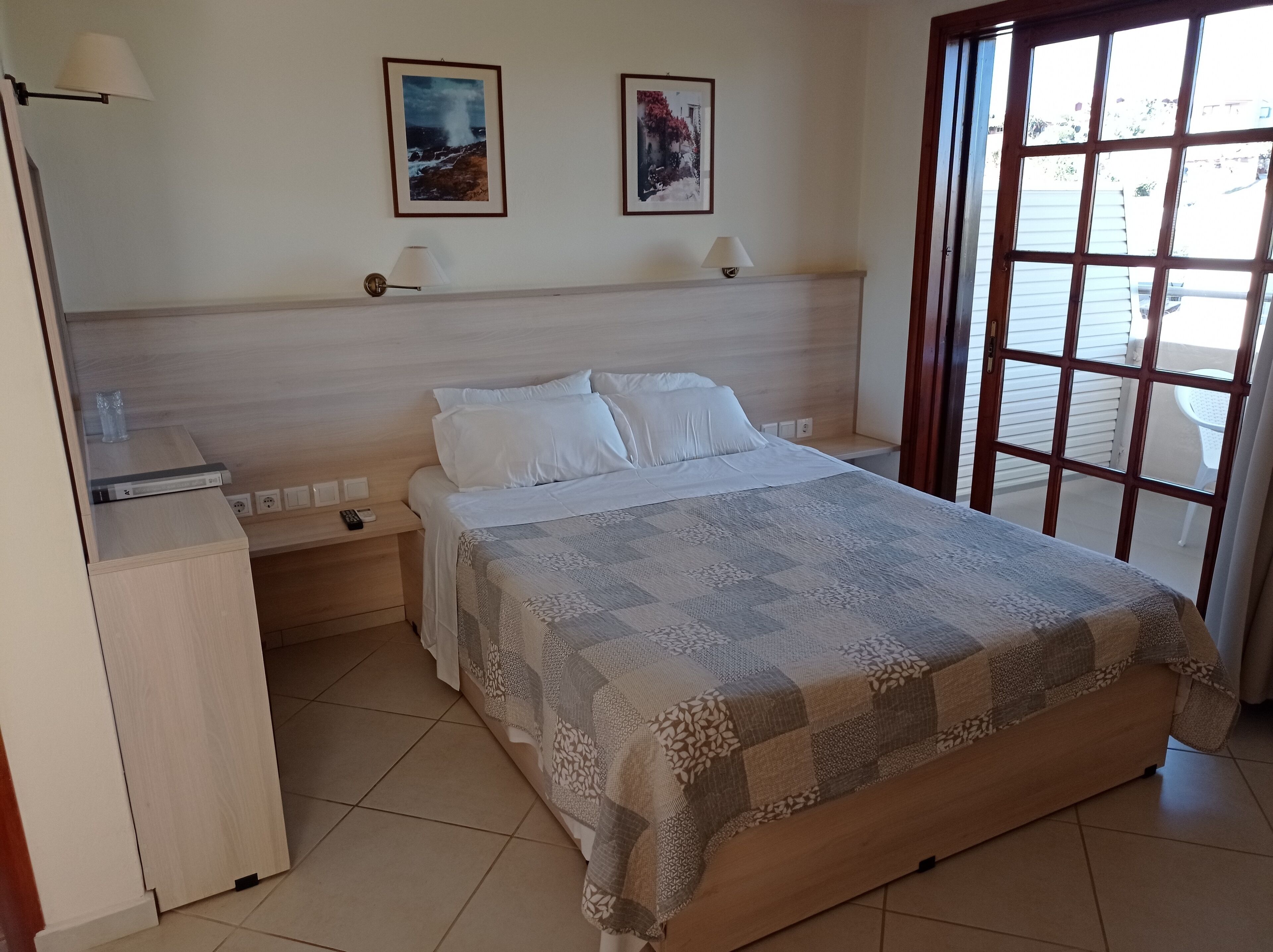 Ropa de cama de alta calidad y minibar 