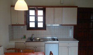 Kylskåp, spishäll, espressobryggare och kaffe- och tebryggare