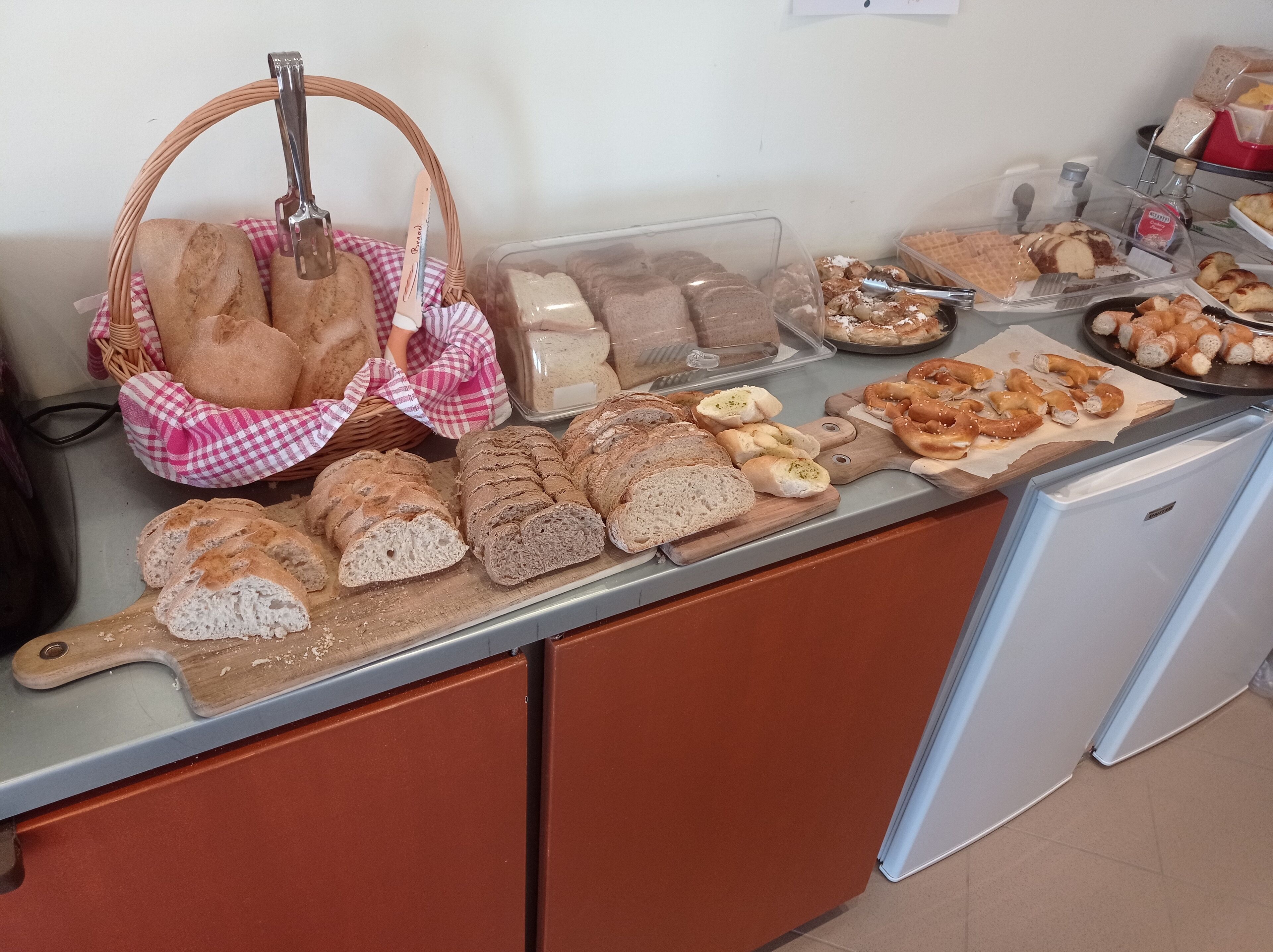 Ein Buffet mit verschiedenen Brotsorten, Gebäck und Sandwiches.