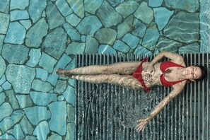 Indoor pool, outdoor pool, pool umbrellas, pool loungers - Taubers Unterwirt Aktiv & Vitalhotel (Velturno)