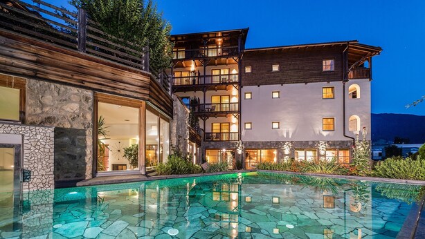 Indoor pool, outdoor pool, pool umbrellas, pool loungers - Taubers Unterwirt Aktiv & Vitalhotel (Velturno)