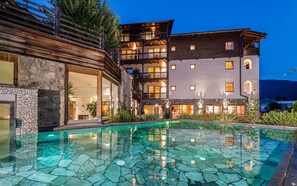 Inomhuspool, utomhuspool, parasoller och solstolar