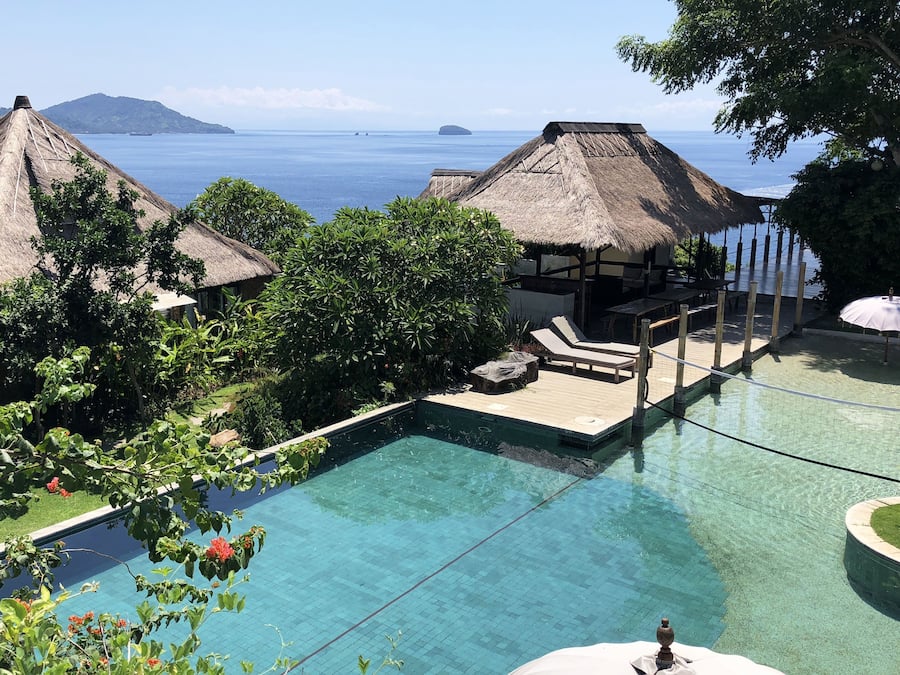 Una piscina al aire libre, tumbonas