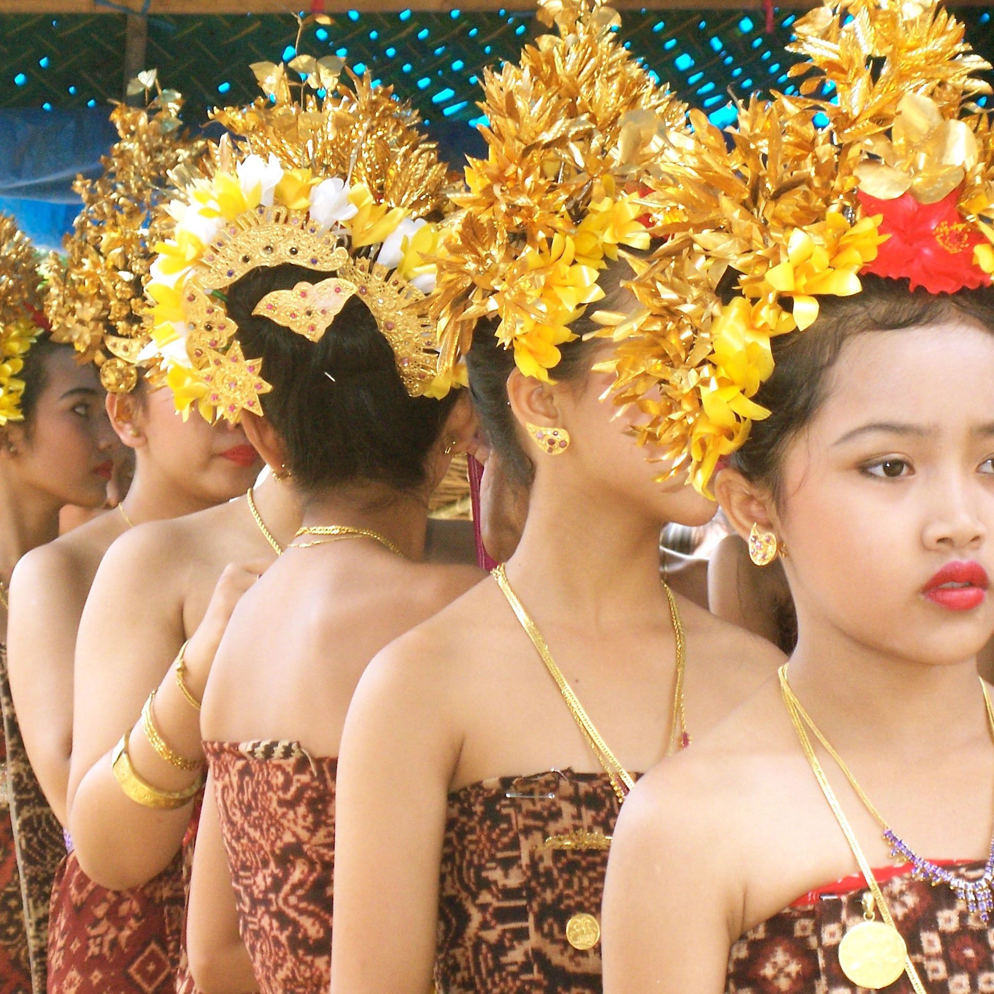 Un grupo de personas vestidas con atuendo tradicional y elaborados tocados.