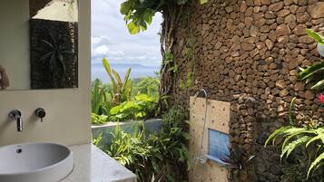 Villa panorámica, 2 habitaciones | Baño | Regadera, secadora de cabello, toallas