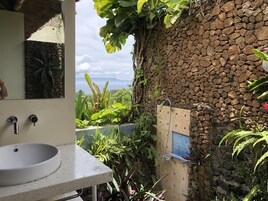 Vila panorâmica, 2 quartos | Banheiro | Chuveiro, secador de cabelo (mediante solicitação), toalhas de banho 