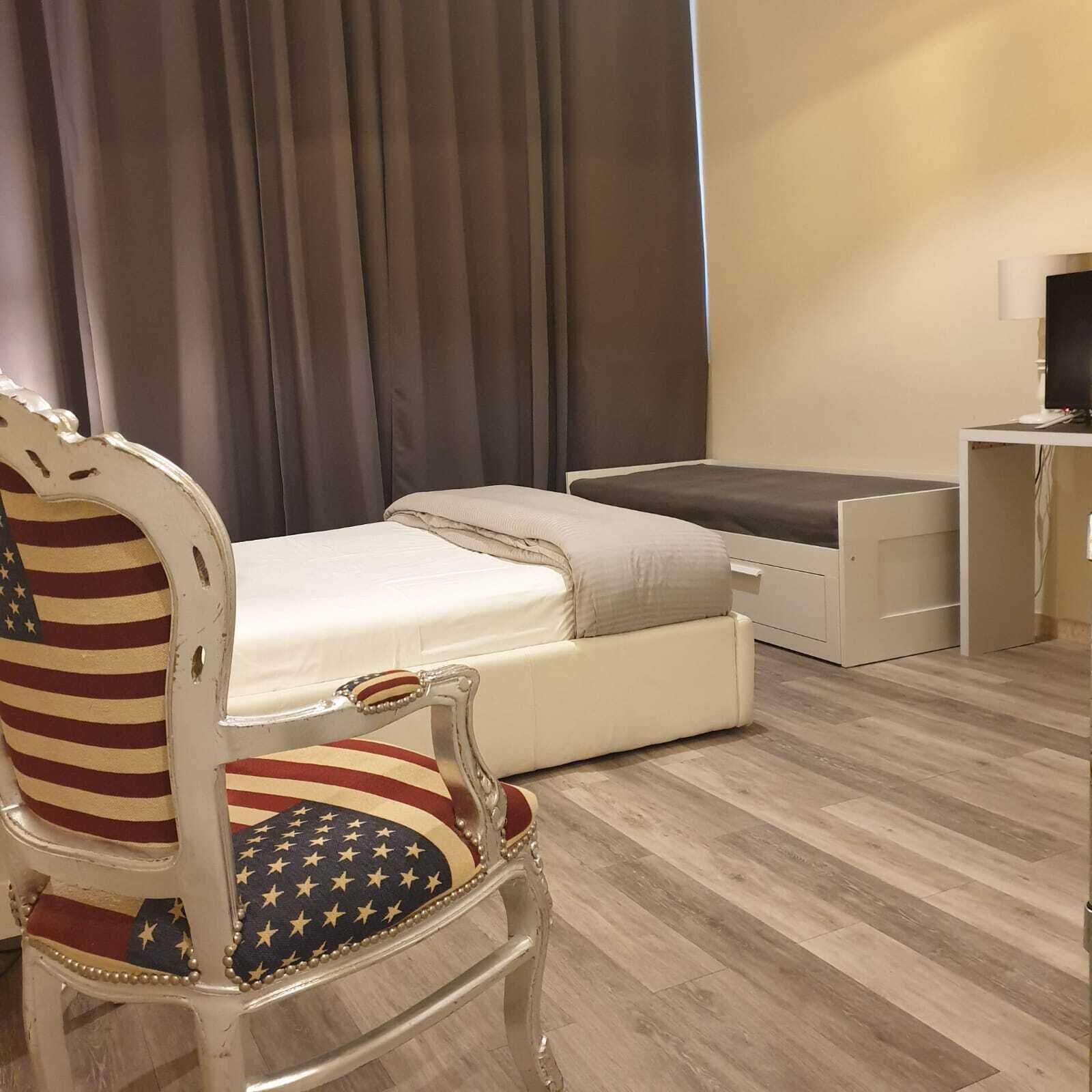 Escritorio, espacio para trabajar con laptop y cortinas blackout 