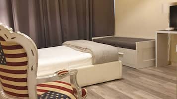 Escritorio, espacio para trabajar con laptop y cortinas blackout