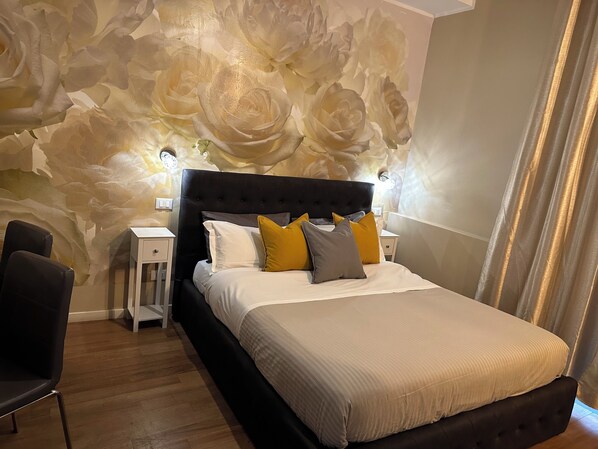 Comfort Double Room, Balcony | Desk, laptop workspace, blackout drapes, iron/ironing board - Rigoletto Rental Rooms (Verona)