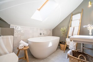 Junior Suite Premium | Baño | Tina, secadora de cabello, toallas