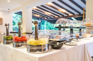 Se ofrece un desayuno bufé (16 EUR por persona)