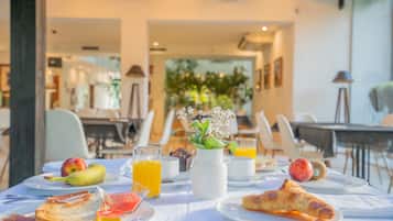 Desayuno buffet (EUR 16 por persona)