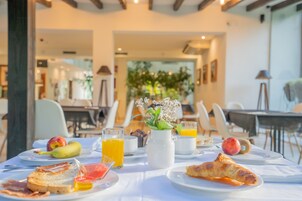 Se ofrece un desayuno bufé (16 EUR por persona)