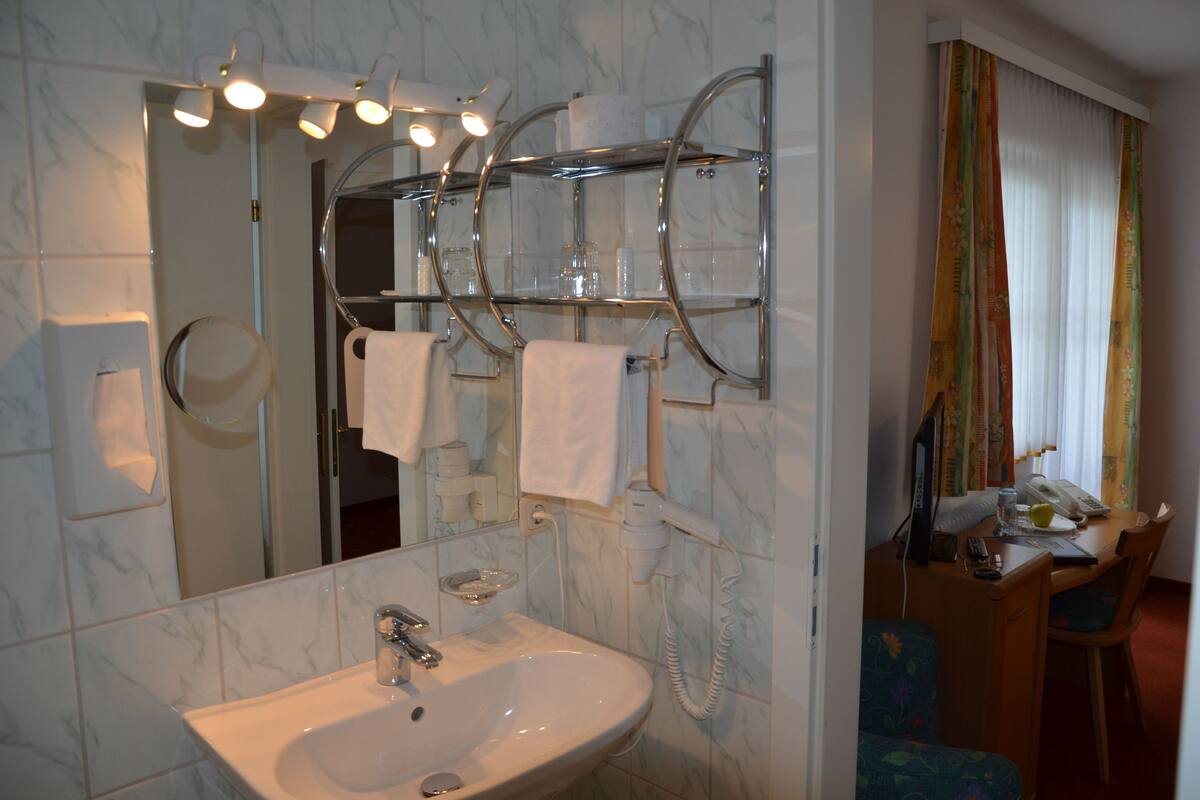 Chambre Simple | Lavabo de la salle de bain