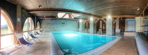 Indoor spa tub