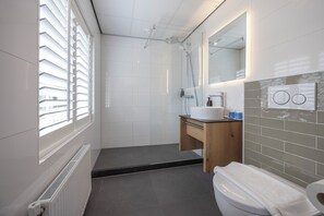 Standaard tweepersoonskamer | Badkamer | Een douche,  milieuvriendelijk toiletgerief, een haardroger, handdoeken