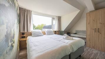 Caja de seguridad en la habitación y escritorio