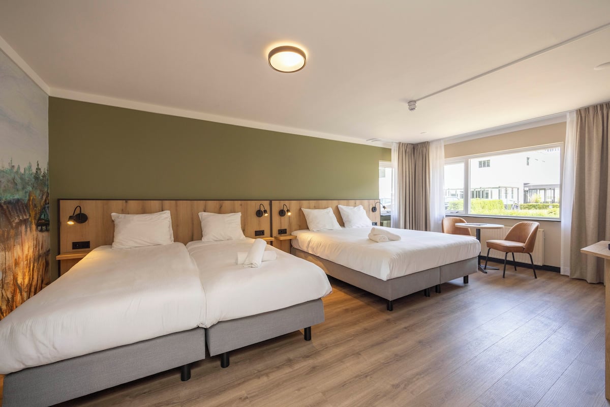 Quarto família | 1 quarto, cofres nos quartos, escrivaninha