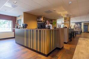 Reception - Fletcher Hotel Het Witte Huis (Soest)