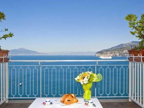 Outdoor dining - Settimo Cielo (Sorrento)