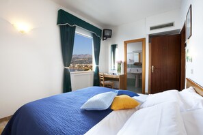 Safe på rommet, skrivebord, strykejern/-brett og wi-fi (inkludert)