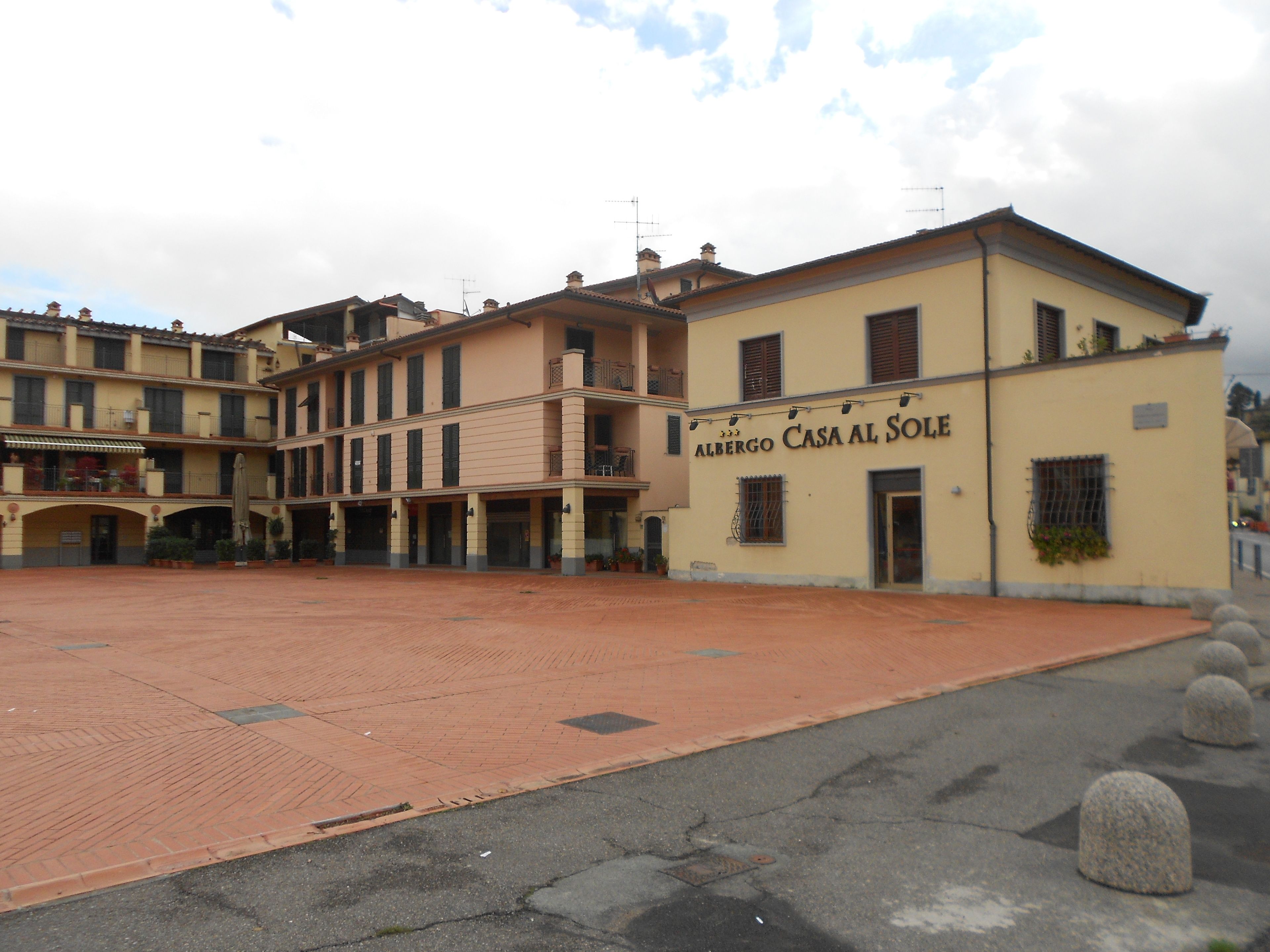 A building with a sign reading "Albergo Casa al Sole".