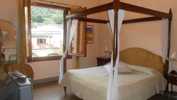 Bureau, chambres insonorisées, fer et planche à repasser