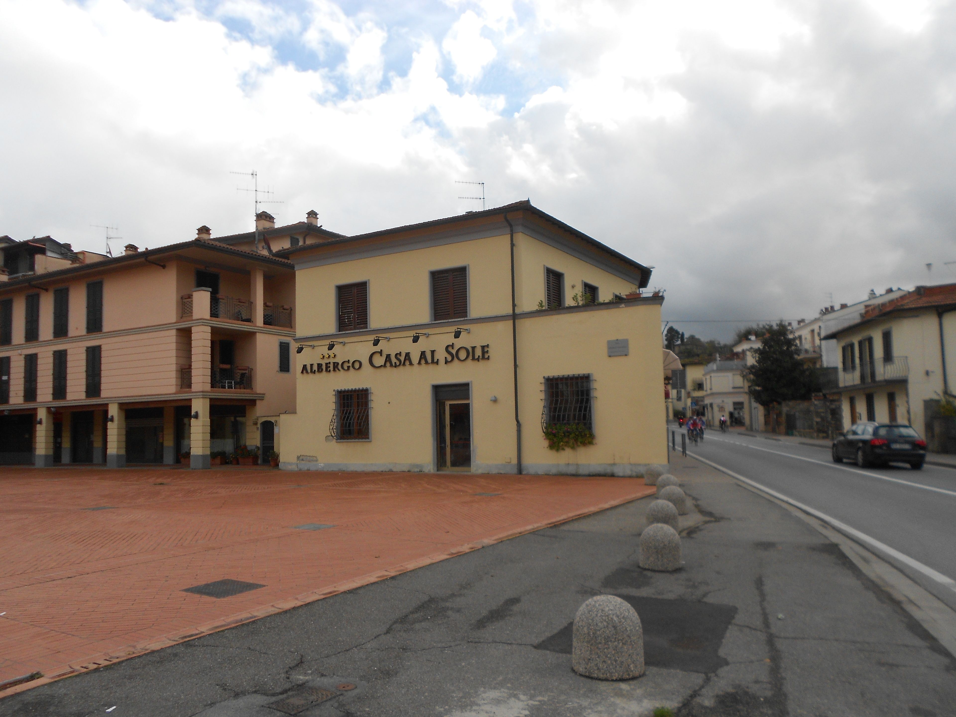 A building with a sign reading "Albergo Casa al Sole."