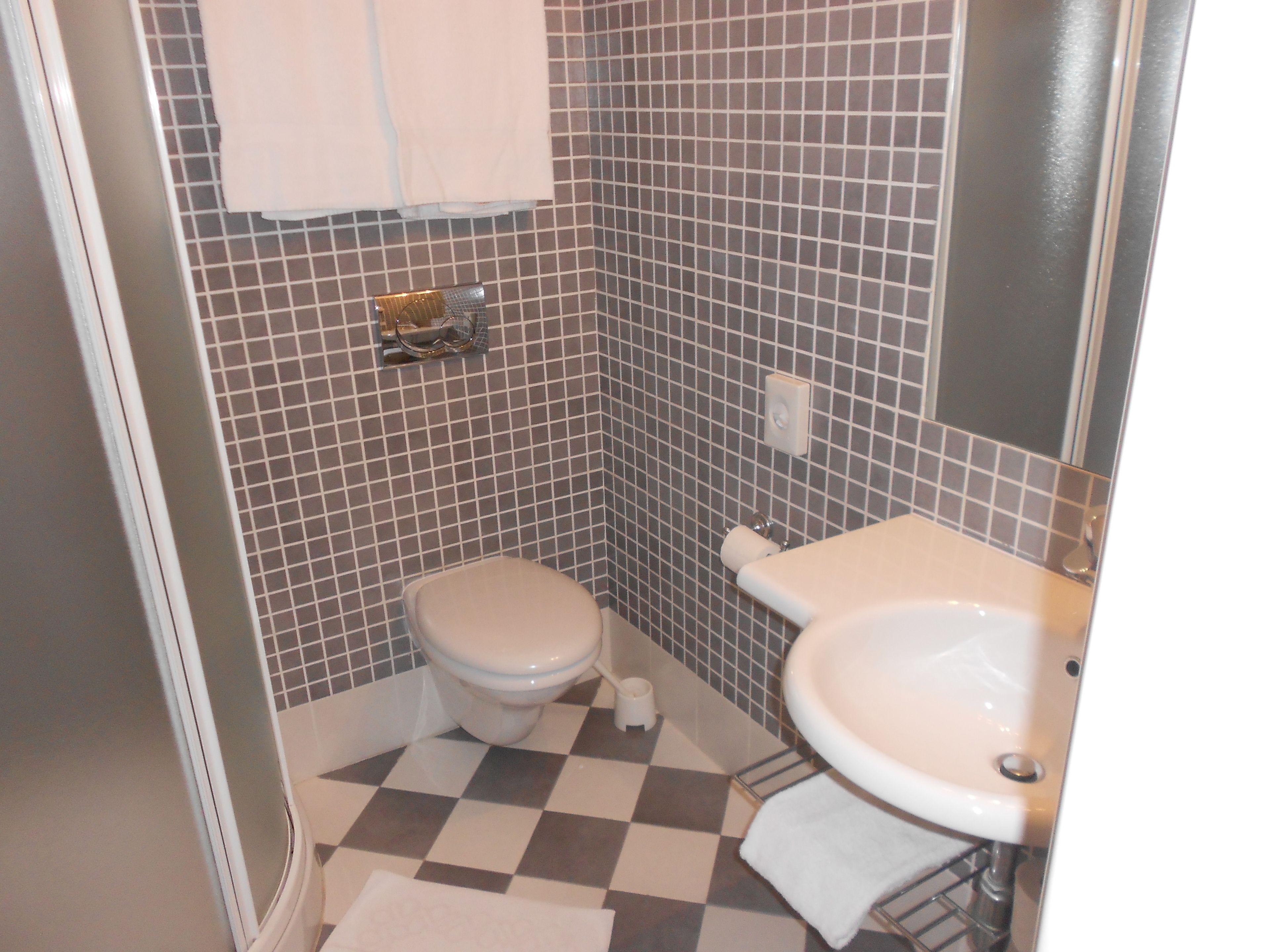 shower, rainfall showerhead, free toiletries, hair dryer