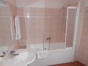 Shower, rainfall showerhead, free toiletries, hair dryer - Casa al Sole (Greve in Chianti)
