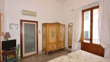 Camera doppia | Una scrivania, insonorizzazione, ferro/asse da stiro