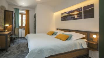 Habitación Confort con 1 cama matrimonial o 2 individuales, vista a la ciudad | Decoración personalizada, muebles diferentes y escritorio