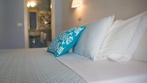 Premium bedding, Select Comfort beds, desk, WiFi (free) - Attico Partenopeo B&B (Naples)